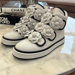 CHANEL SNEAKER 37.5